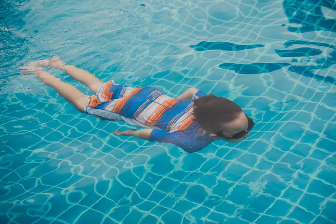 用足球玩的亲子游戏规则_足球亲子游戏玩法_亲子足球赛游戏规则